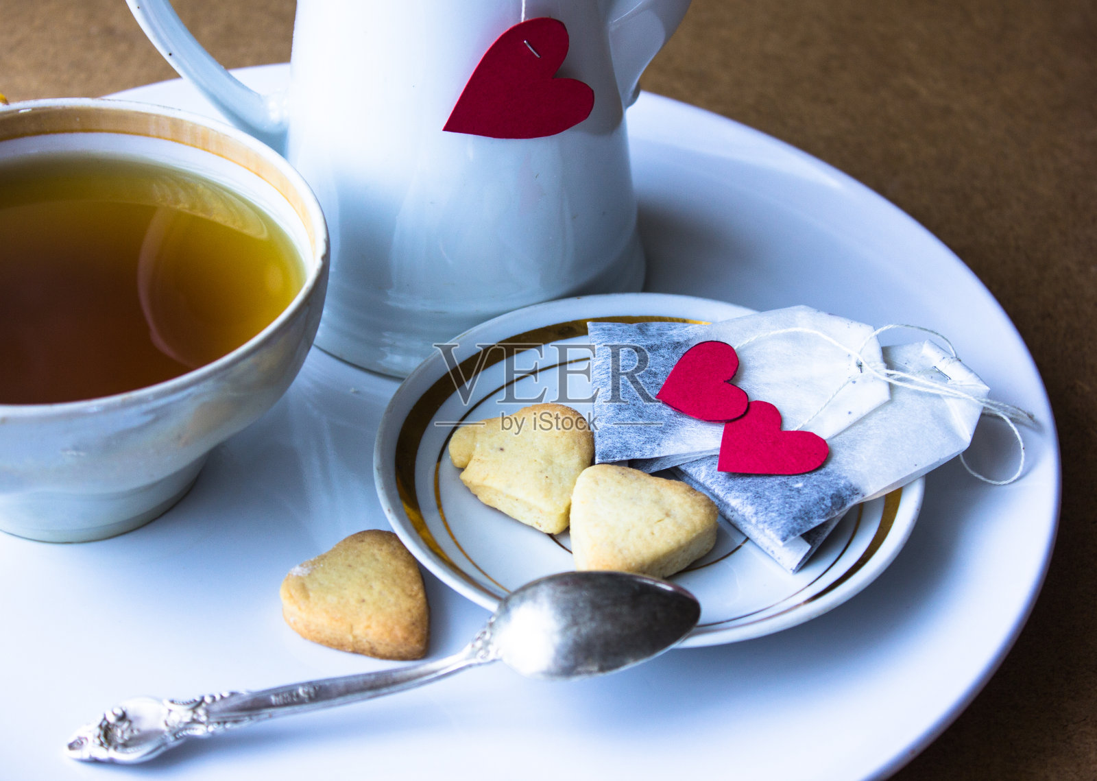 带爱心的茶包。早餐。心形的饼干。情人节照片摄影图片
