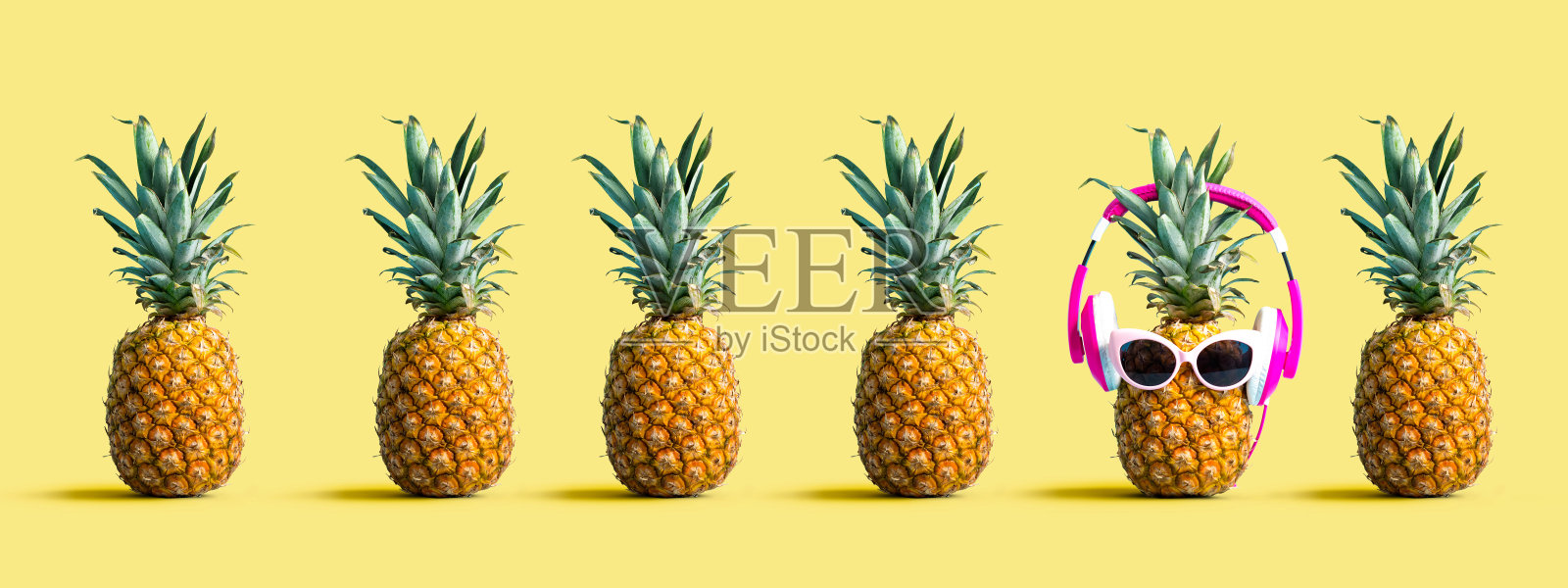 一个独特的菠萝戴着耳机照片摄影图片