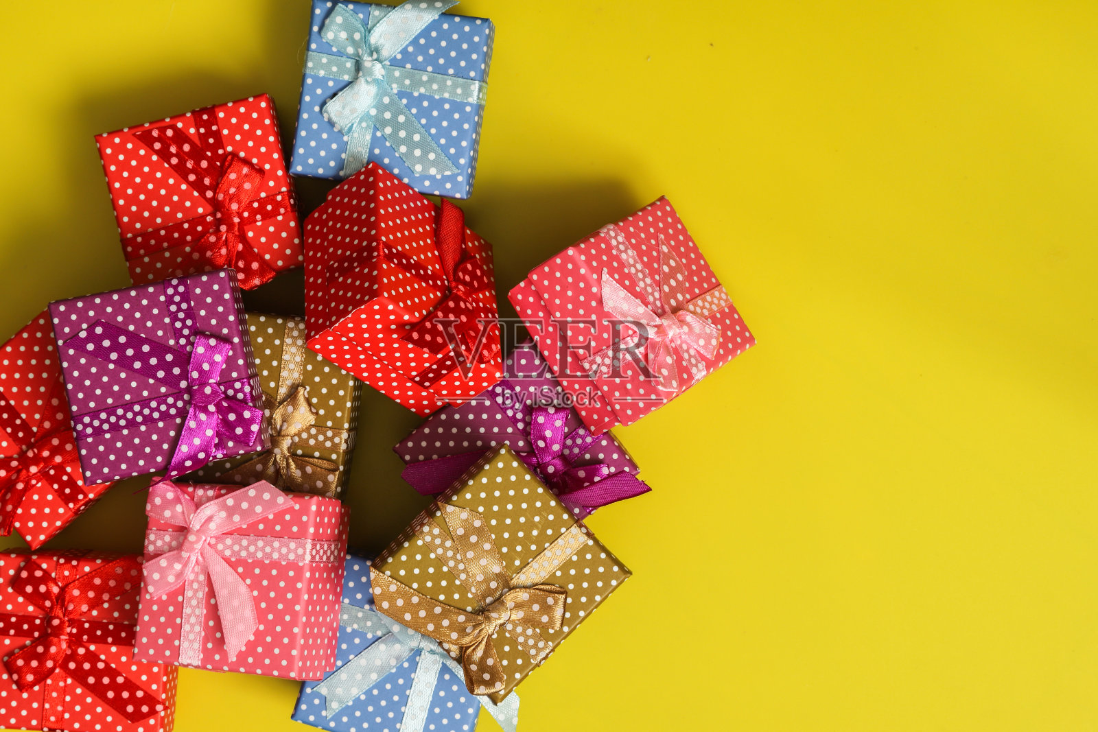 绿色背景的礼品盒照片摄影图片