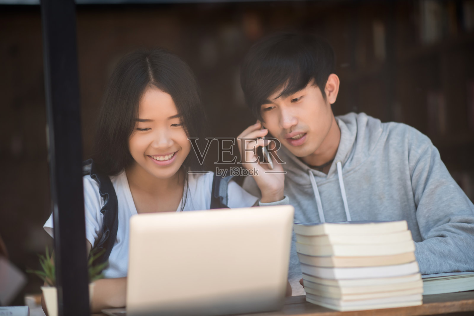 一群快乐的朋友学生在咖啡馆谈论知识照片摄影图片