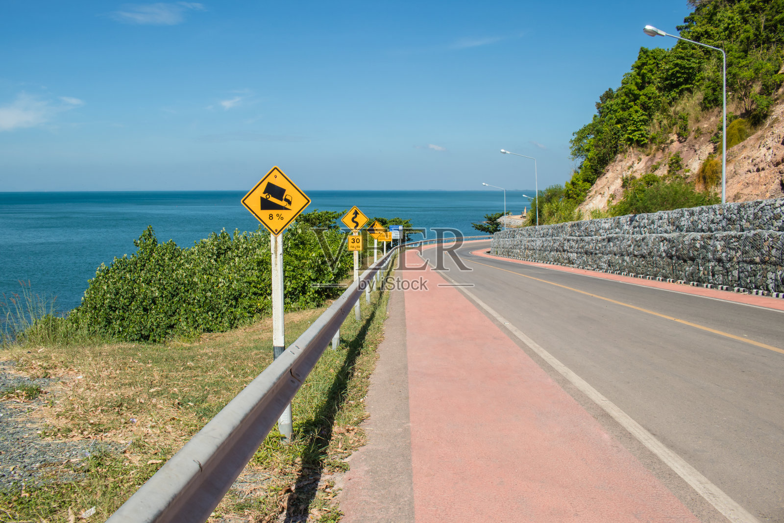 美丽海景:蓝色大海旁的马路照片摄影图片
