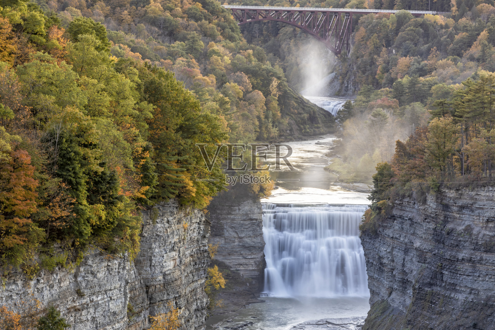 迷雾中央瀑布的莱奇沃思公园照片摄影图片