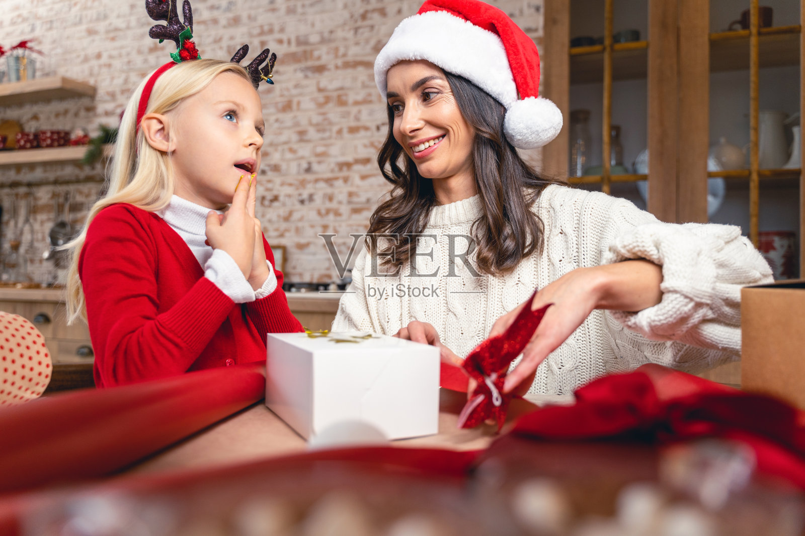 快乐的妈妈羡慕她可爱的小女儿照片摄影图片