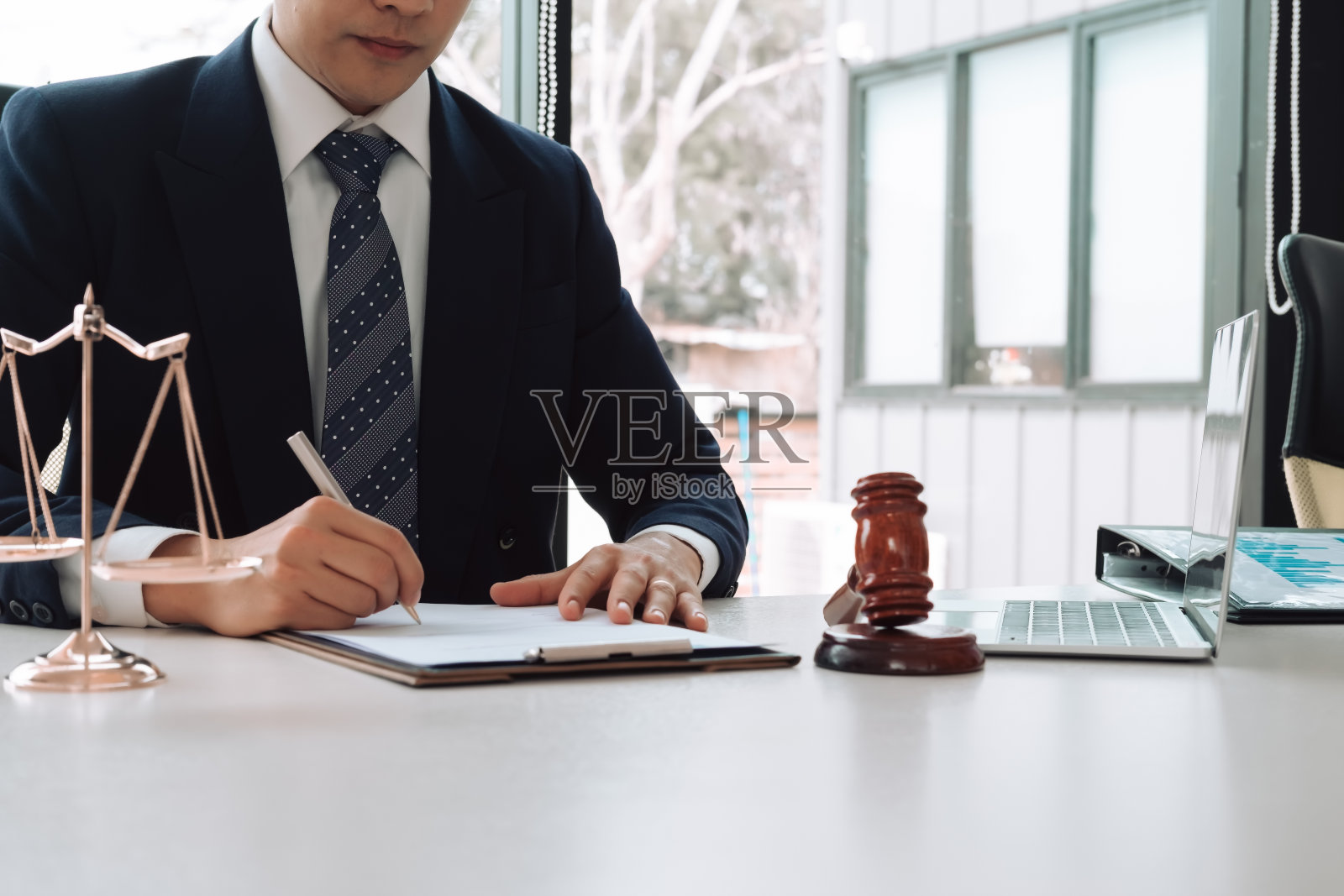 合作律师讨论合同协议,成功商人签署合同照片摄影图片