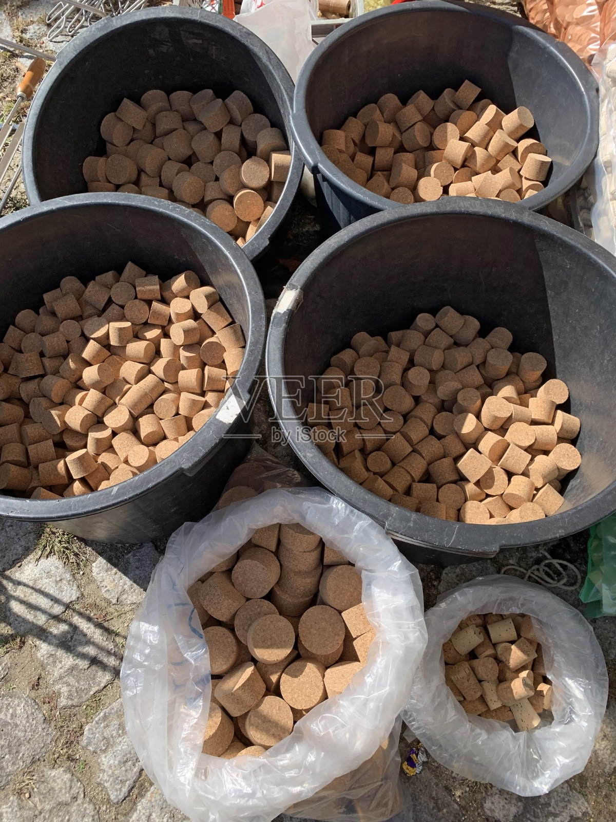 葡萄牙的装满软木塞的桶照片摄影图片