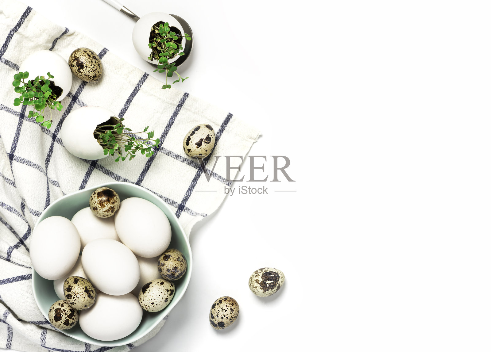 鸡蛋和鹌鹑蛋放在碗里,白色背景照片摄影图片