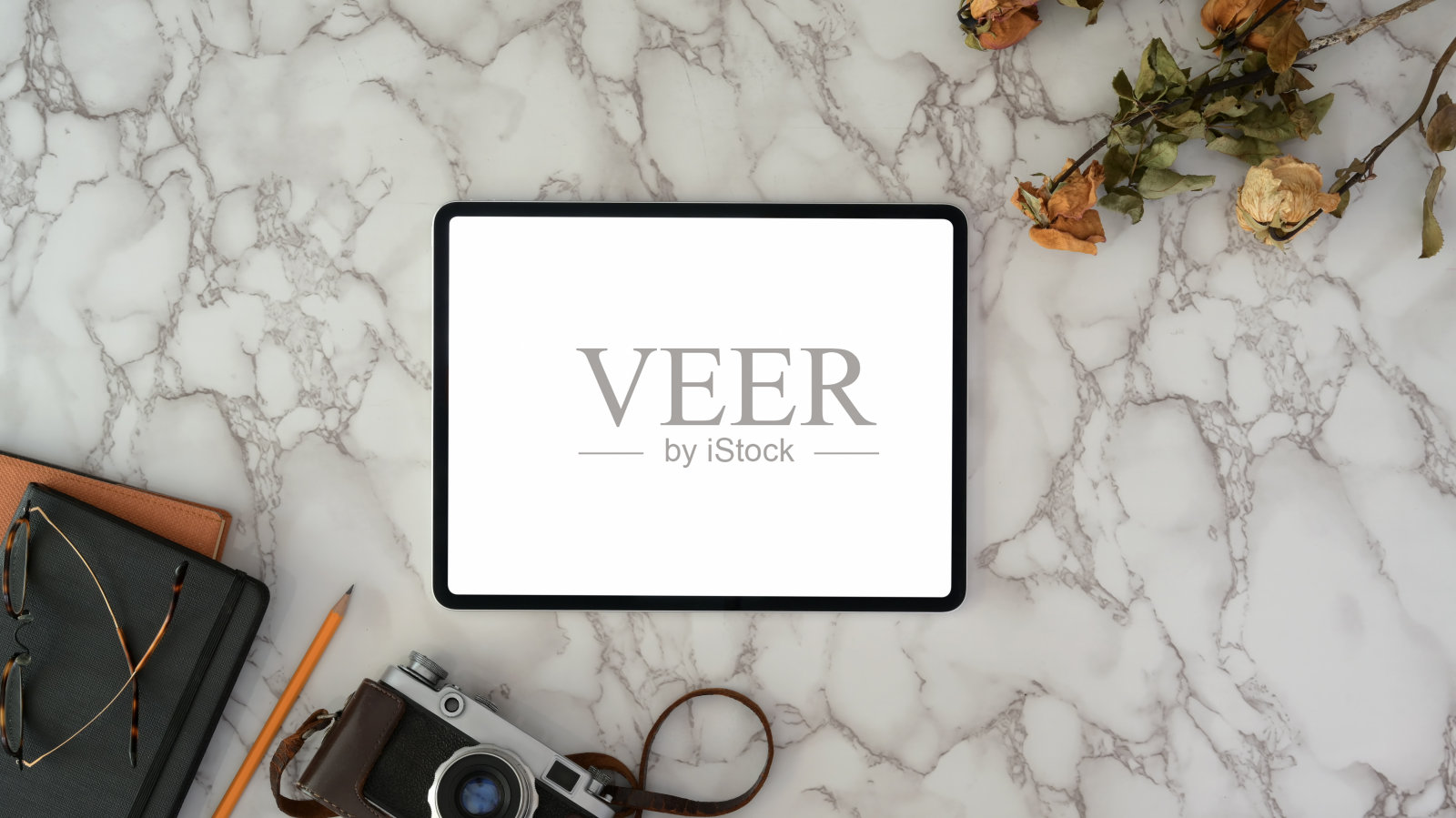 现代办公场所,大理石桌面上配有空白屏幕平板电脑和办公用品照片摄影图片