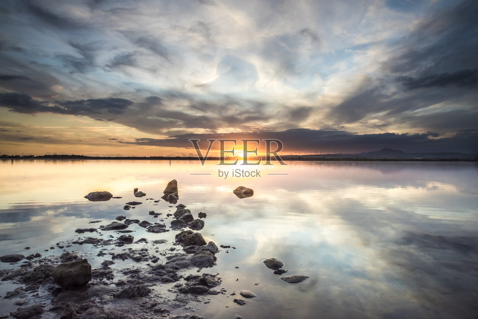 美丽的景观与水反射照片摄影图片