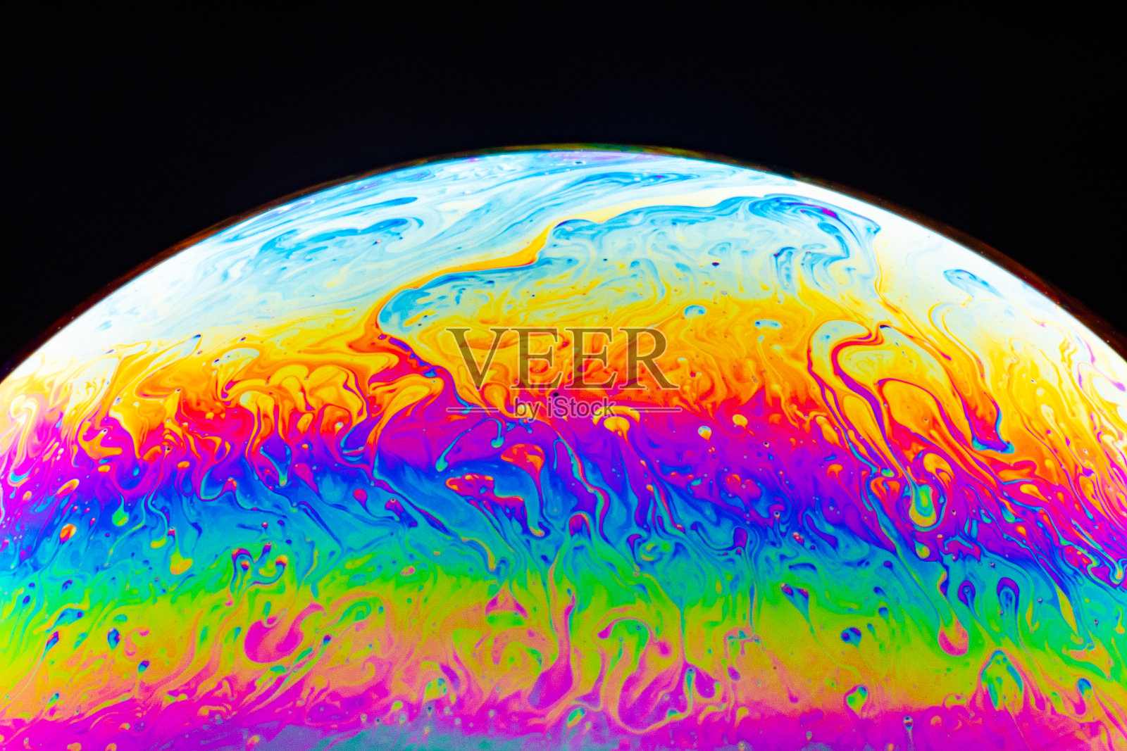 一个肥皂泡半球的微距镜头。抽象彩色液体背景。照片摄影图片