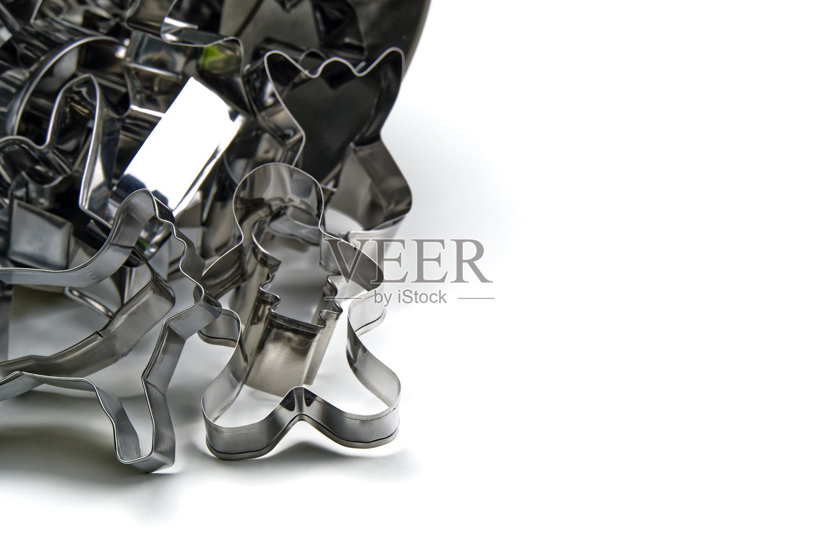 姜饼饼切。不锈钢模具,用于烘烤圣诞饼干。白色与复制空间隔离照片摄影图片