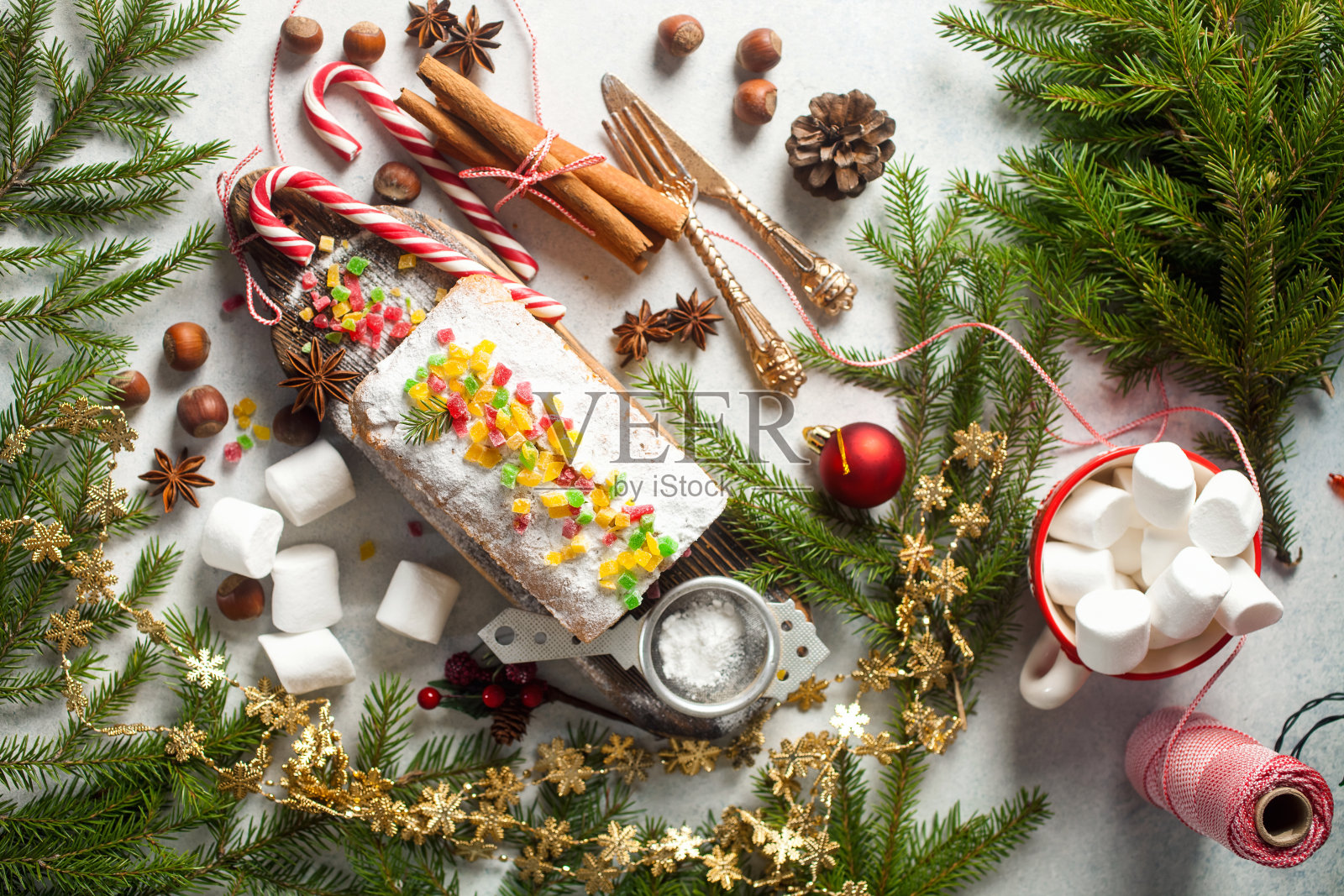 圣诞蛋糕和圣诞装饰品照片摄影图片