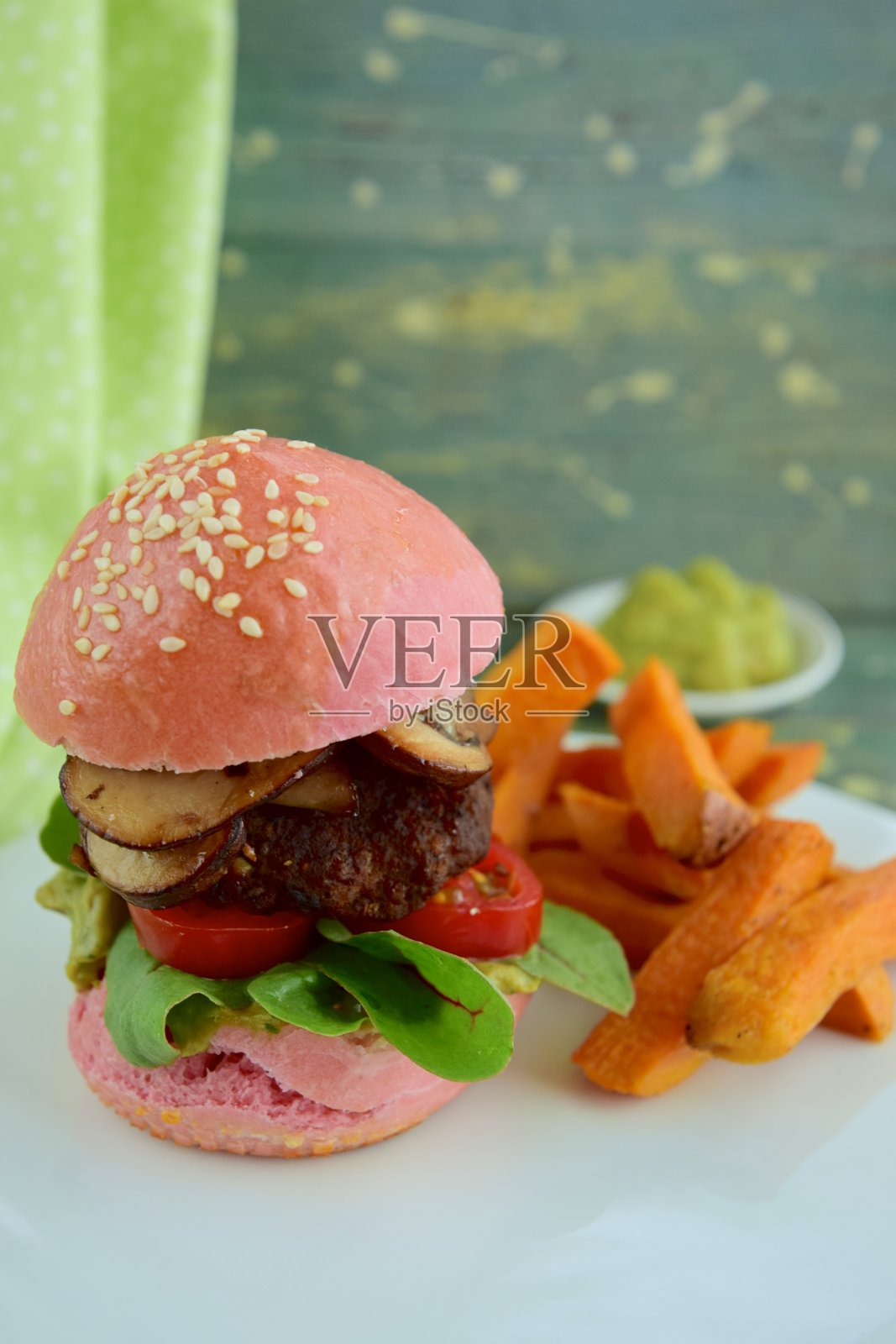 甜菜根汉堡配小扁豆馅饼,蔬菜,甘薯薯条和鳄梨酱照片摄影图片