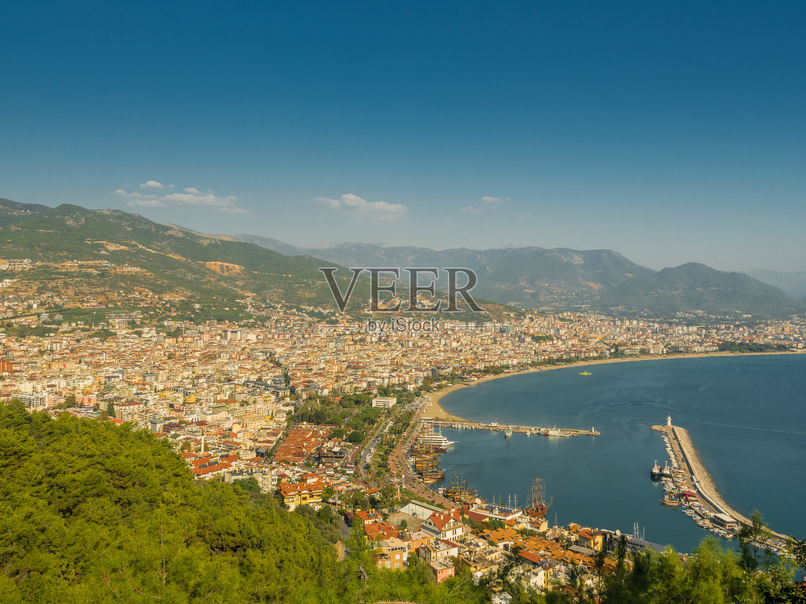 土耳其阿拉尼亚:城市、地中海、红塔、灯塔全景(阿拉尼亚城堡视角)照片摄影图片