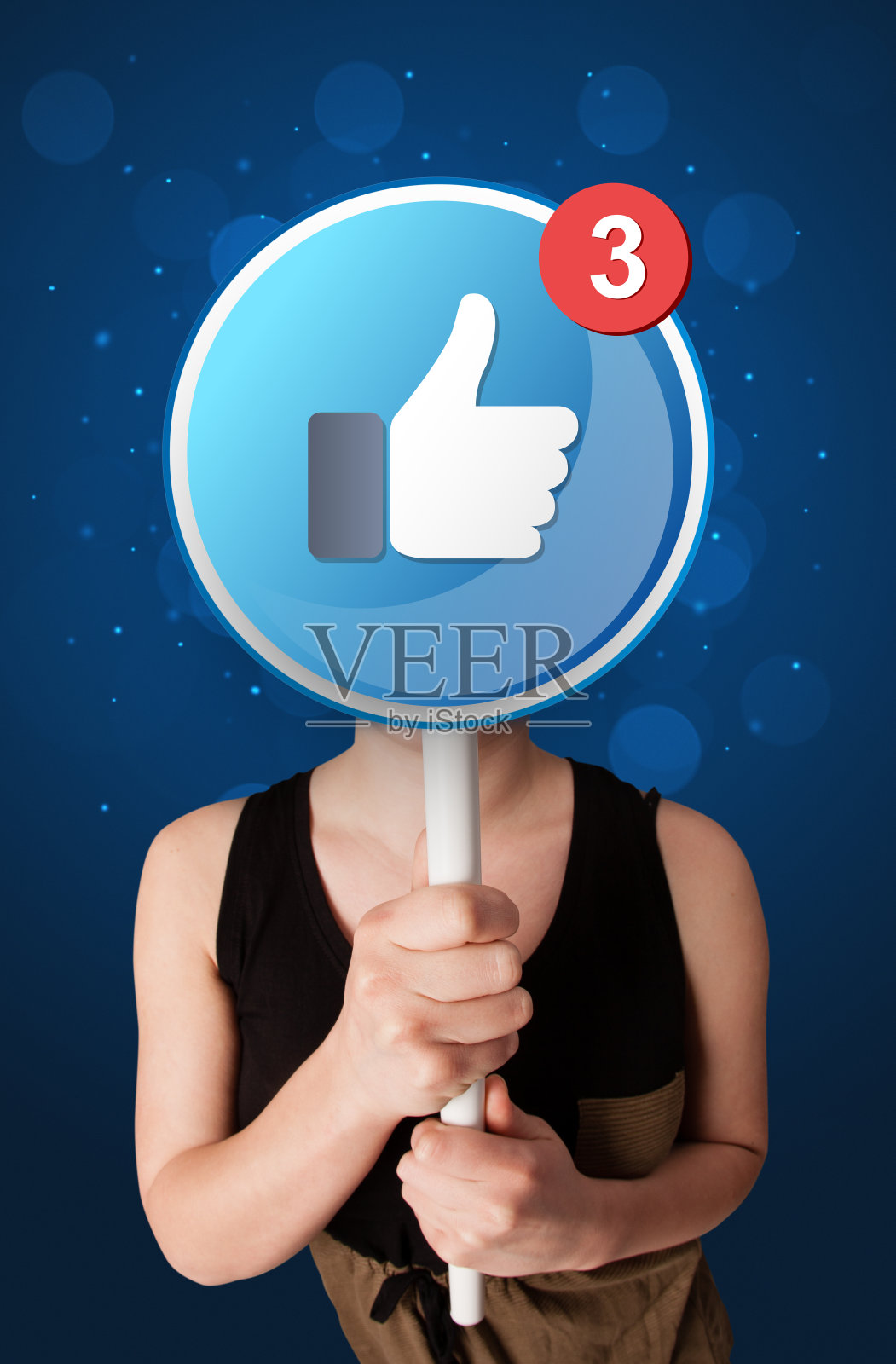 女人拿着Facebook标志照片摄影图片