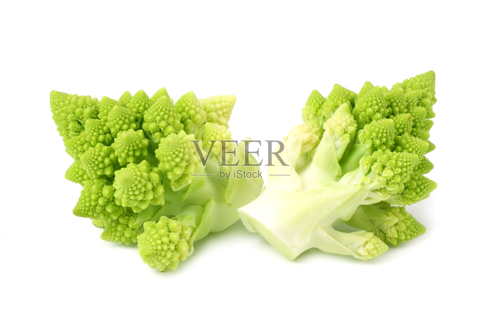 白色背景上孤立的罗马花椰菜。罗马花椰菜照片摄影图片