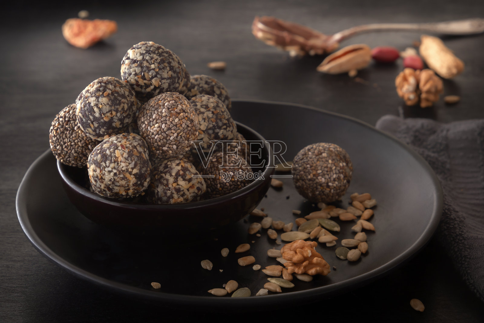 健康的有机能量格兰诺拉麦片搭配坚果,可可,香蕉和蜂蜜-运动食品,素食生零食照片摄影图片