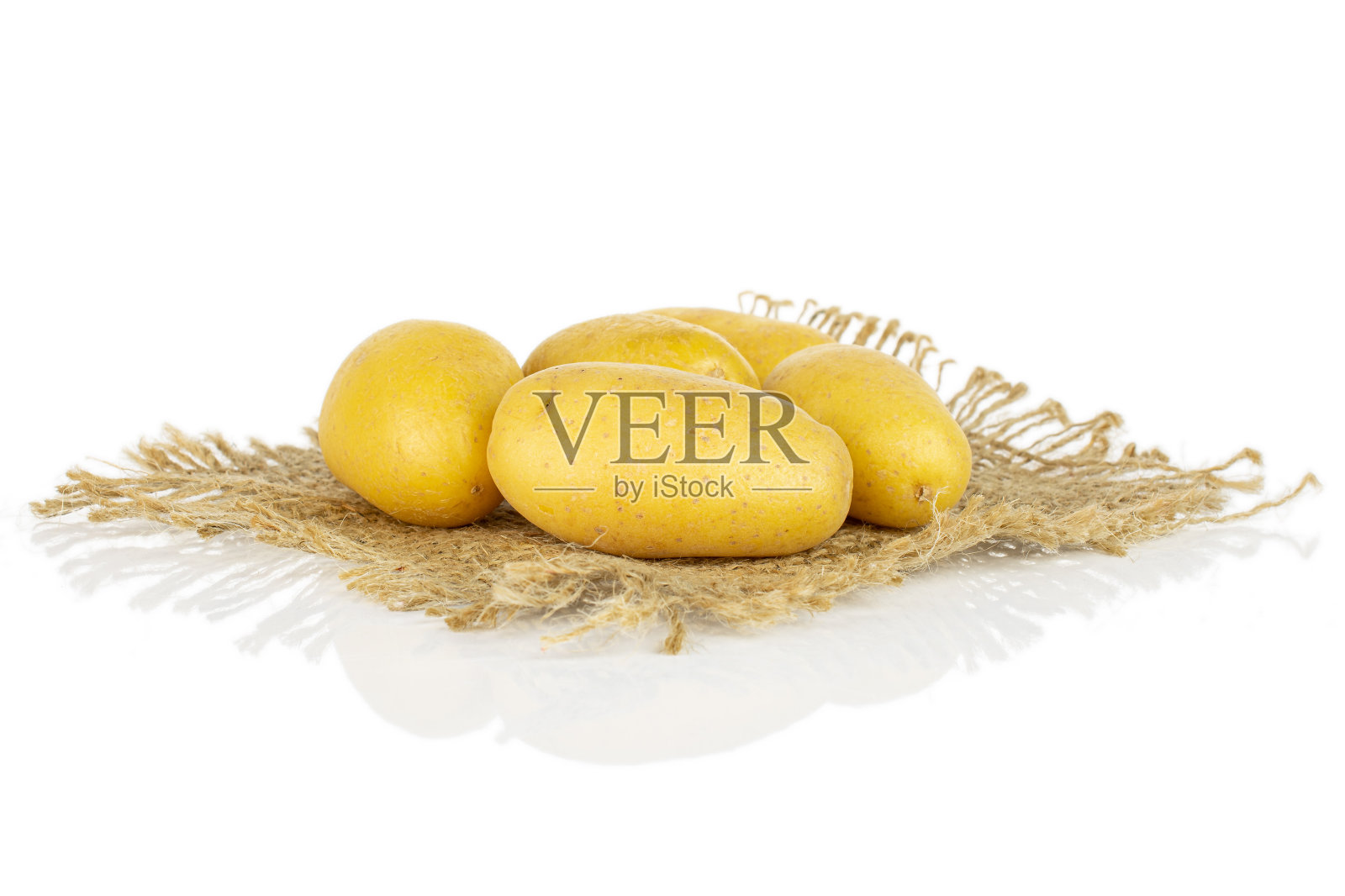 分离在白色上的黄色淡色马铃薯照片摄影图片