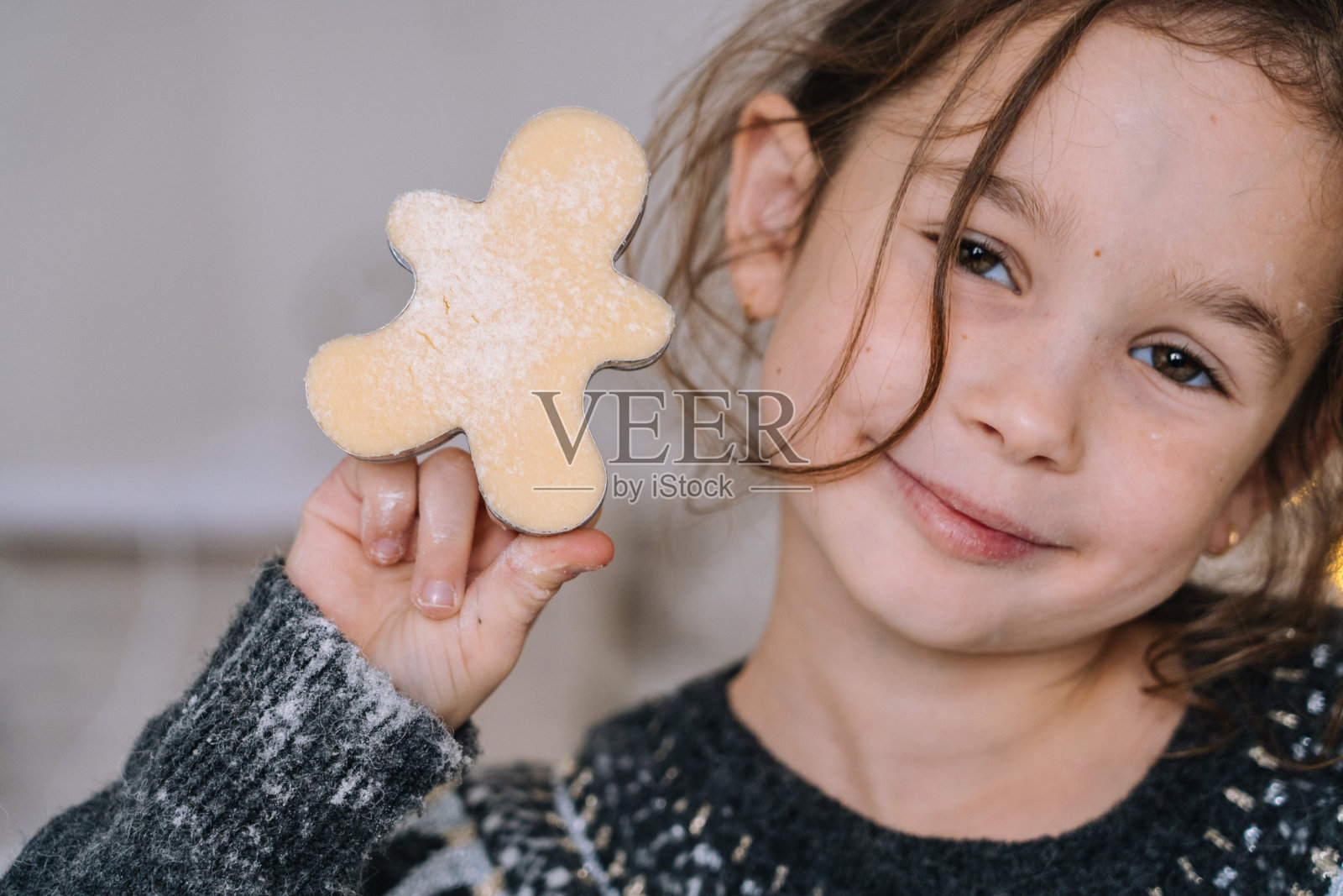 冬季,在厨房里烘烤圣诞姜饼饼干的孩子们的细节照片摄影图片