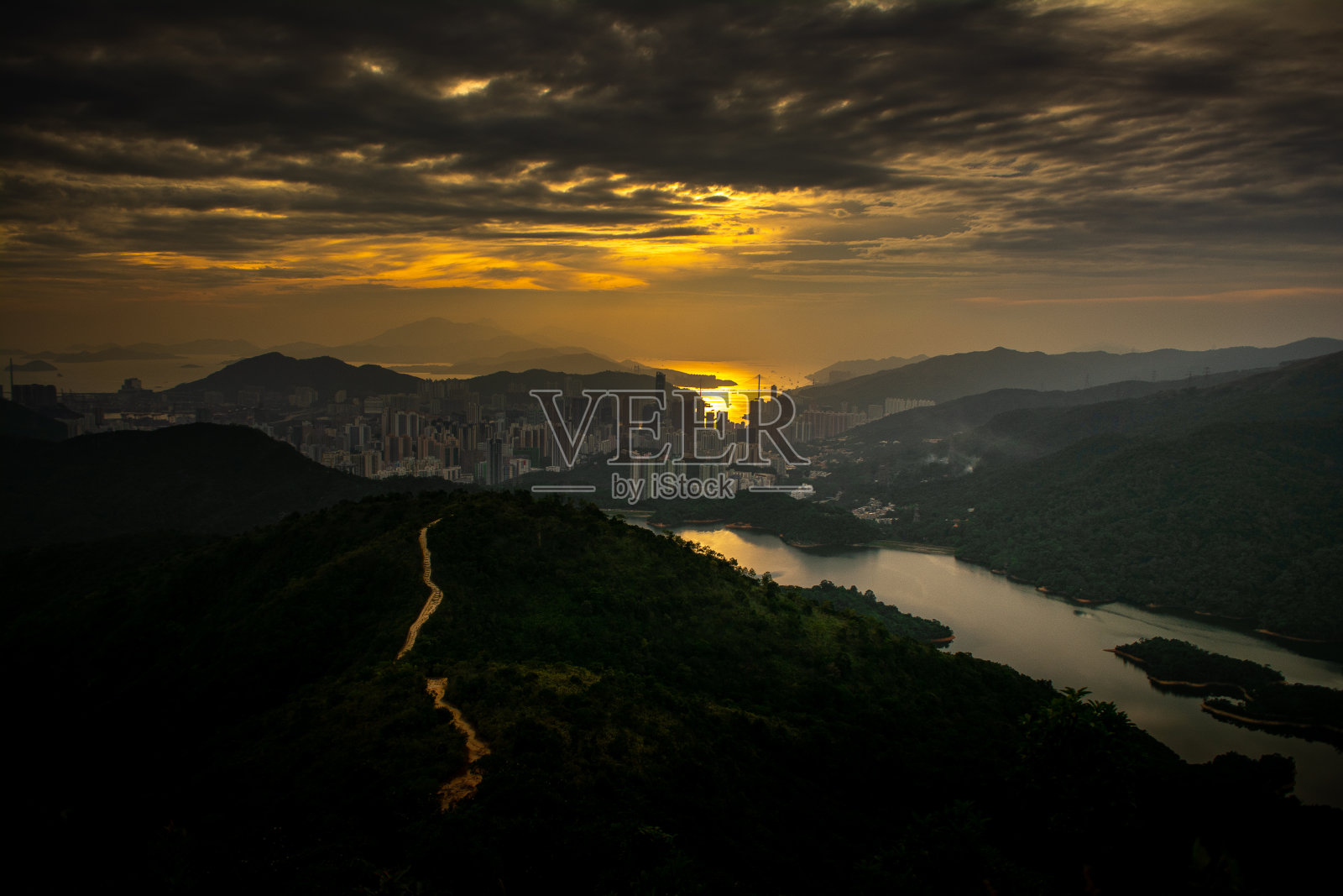 日落在城市景观附近的乡村边照片摄影图片