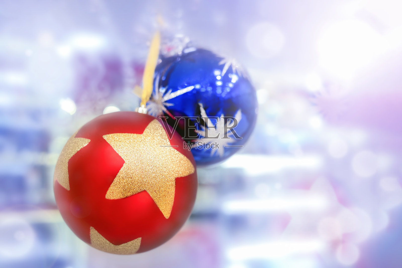 两个有星星的圣诞球,蓝色和红色的特写。玩具,装饰品,节日装饰照片摄影图片