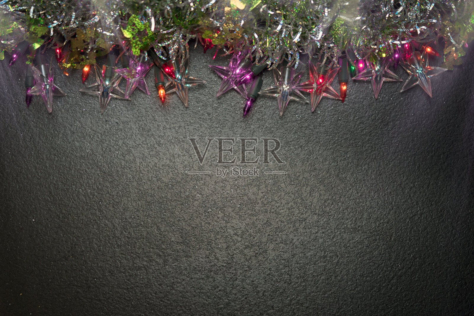 温暖的灯光花环,节日的装饰与复制空间。圣诞节的概念。平躺,俯视图照片摄影图片