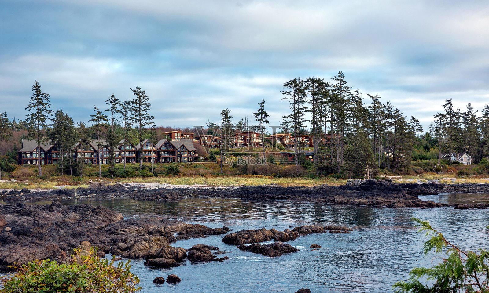 在岩石海岸上的套房照片摄影图片