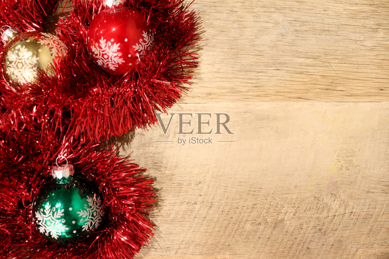 圣诞灯泡背景与红色花环照片摄影图片