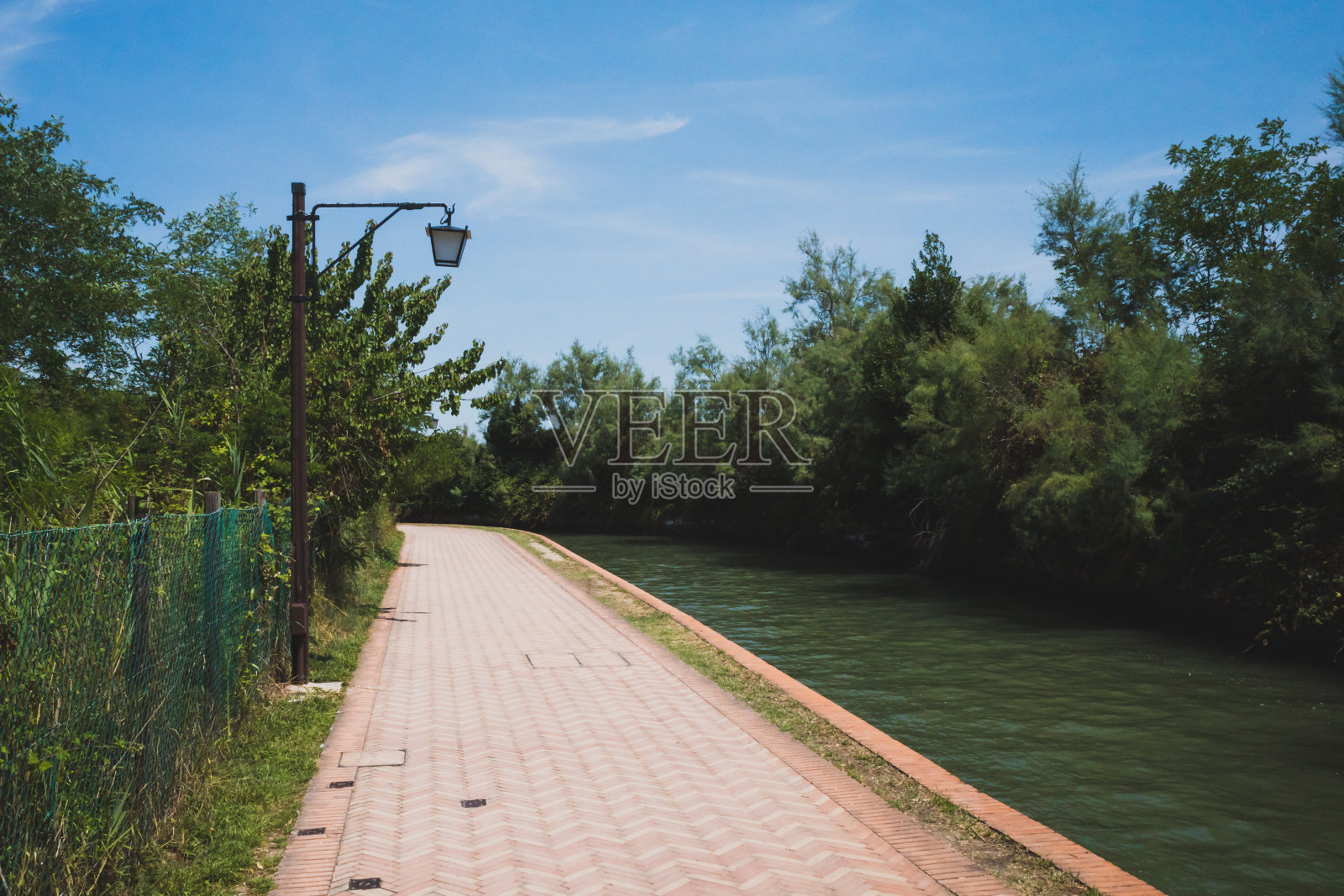 意大利威尼斯托切洛岛的运河小路照片摄影图片
