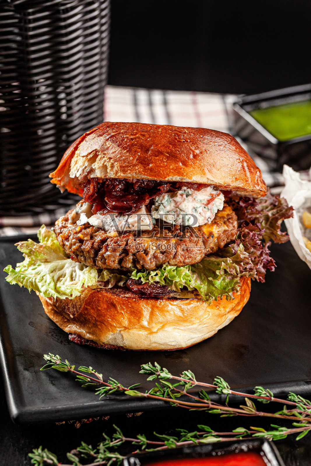 美国烹饪概念。一个多汁的肉汉堡和一个大的肉排。在家做汉堡。背景图像的菜单在餐馆或咖啡馆。本空间照片摄影图片