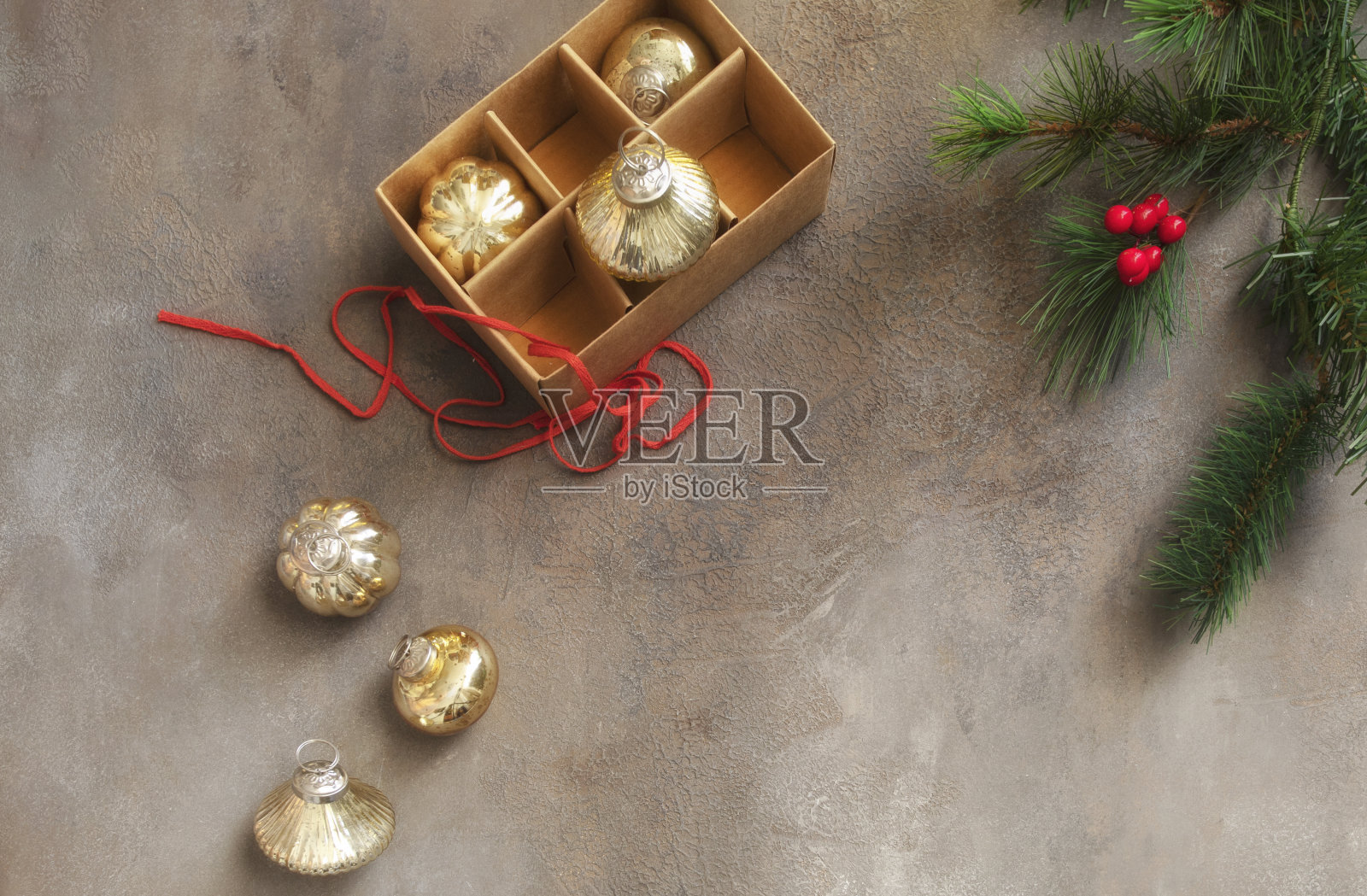 顶视图工艺盒与不同的古董杉树装饰。圣诞节装饰概念。照片摄影图片