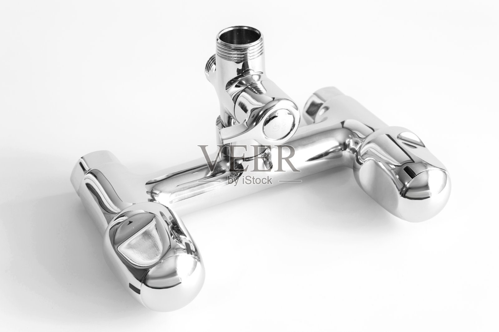 浴室水混合器。水龙头由铬材料制成,白色背景照片摄影图片