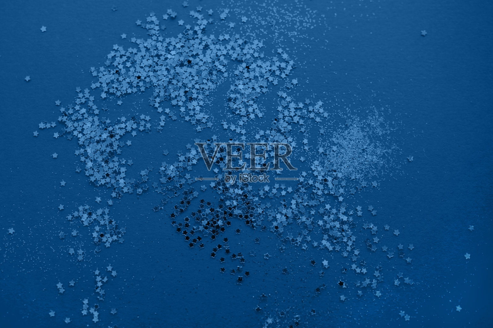 经典的2020年蓝色。节日优雅的抽象背景与散景灯和星星。照片摄影图片