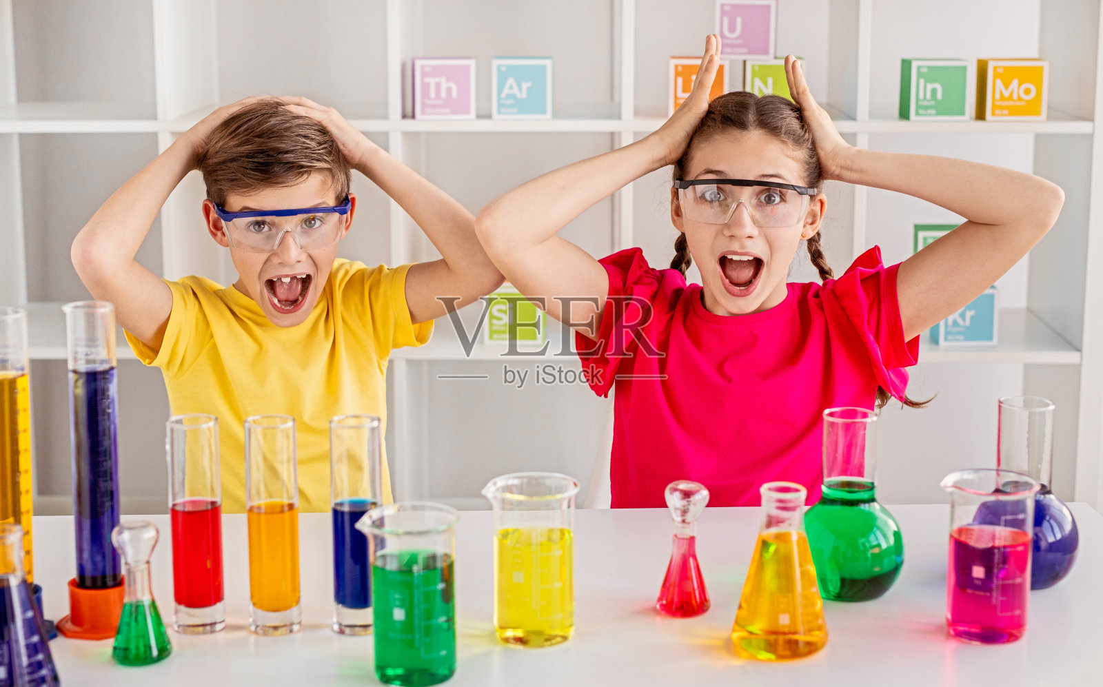 同学们在化学课上尖叫照片摄影图片