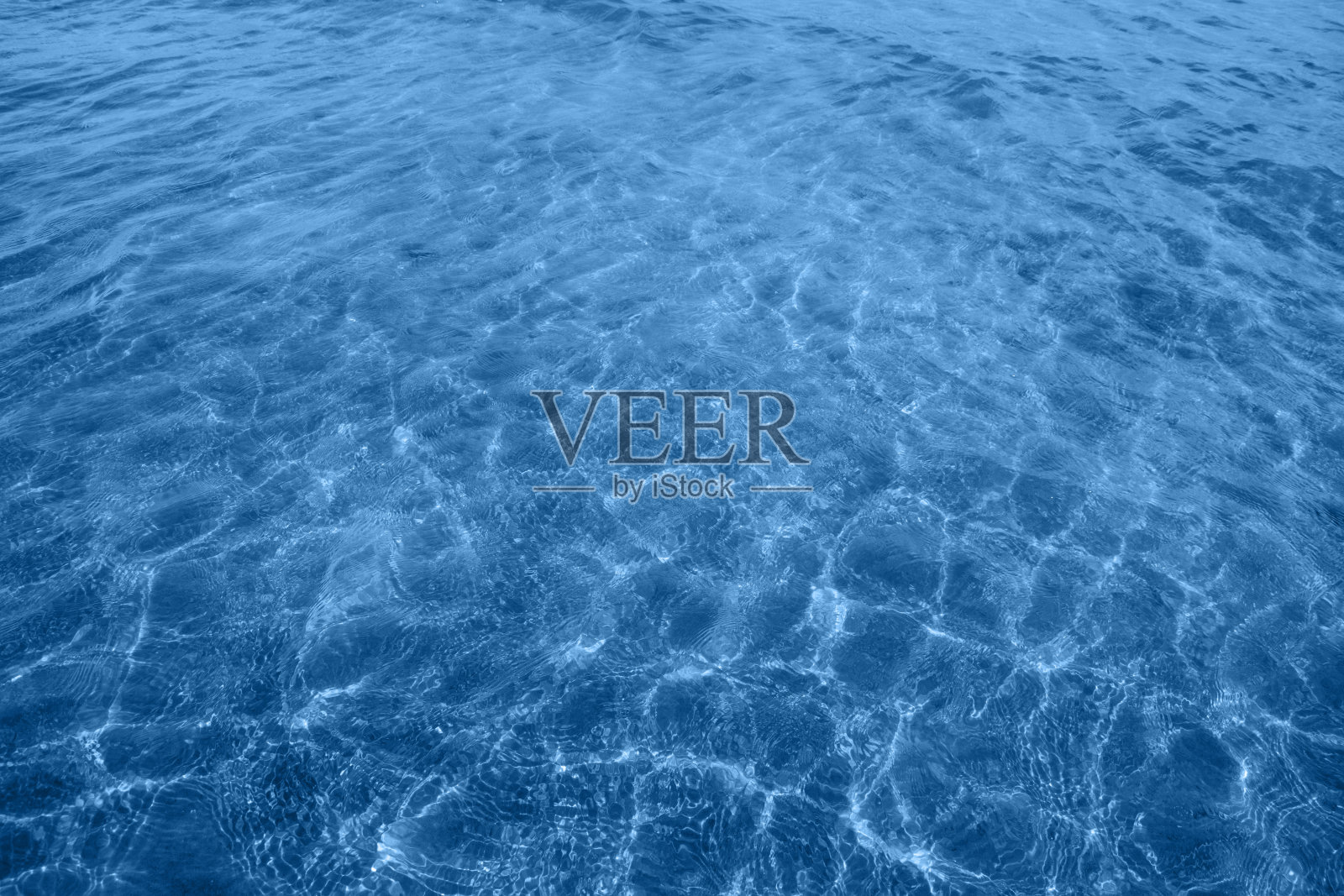 你的项目的背景。经典的蓝色海水。2020年的颜色。年度趋势。照片摄影图片