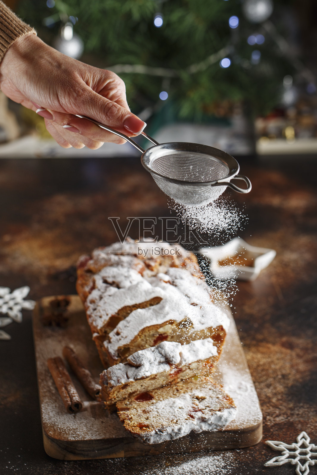 Stollen是一种水果面包,由坚果、香料、干果或蜜饯制成,表面涂有糖粉。这是传统的德国面包在圣诞节期间吃。新年准备,节日烘焙照片摄影图片