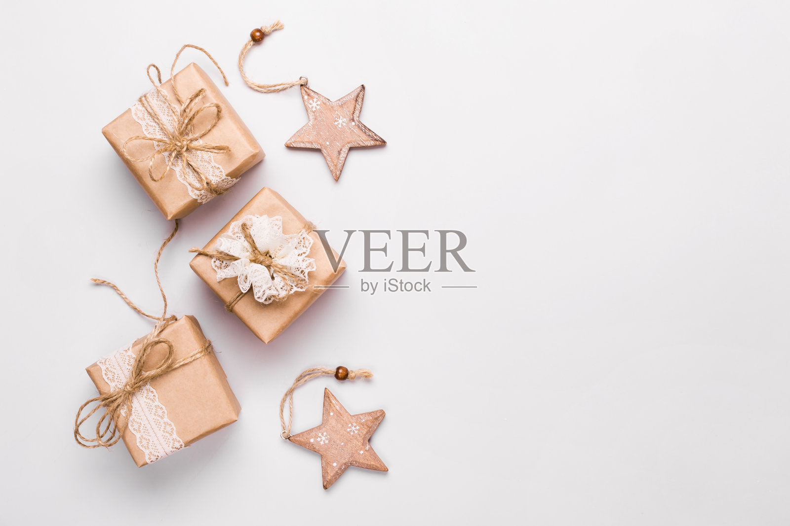 圣诞礼物装饰天然材料和木制星形小玩意。“零浪费”的圣诞节照片摄影图片