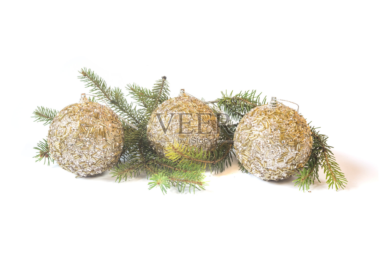 白色背景上孤立地点缀着金色的装饰物和松枝的铃铛。圣诞装饰的概念照片摄影图片