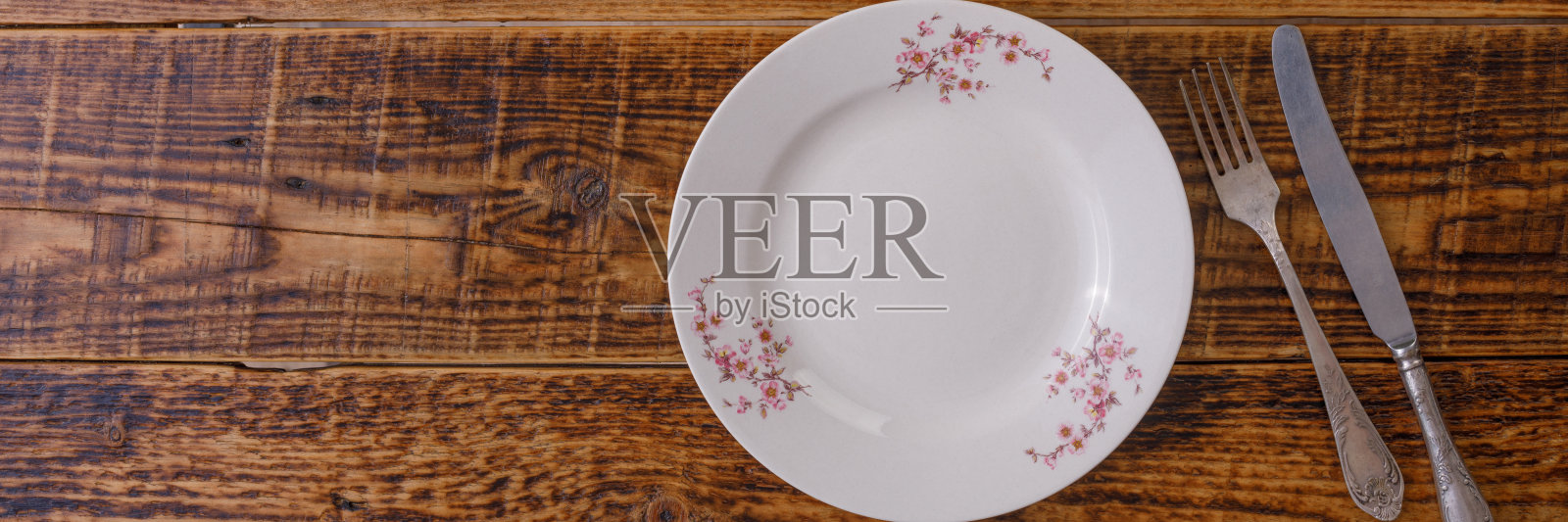 以老式木板为背景的盘子和餐具。复古背景和文本空间。从以上观点。平的。餐具。横幅。照片摄影图片