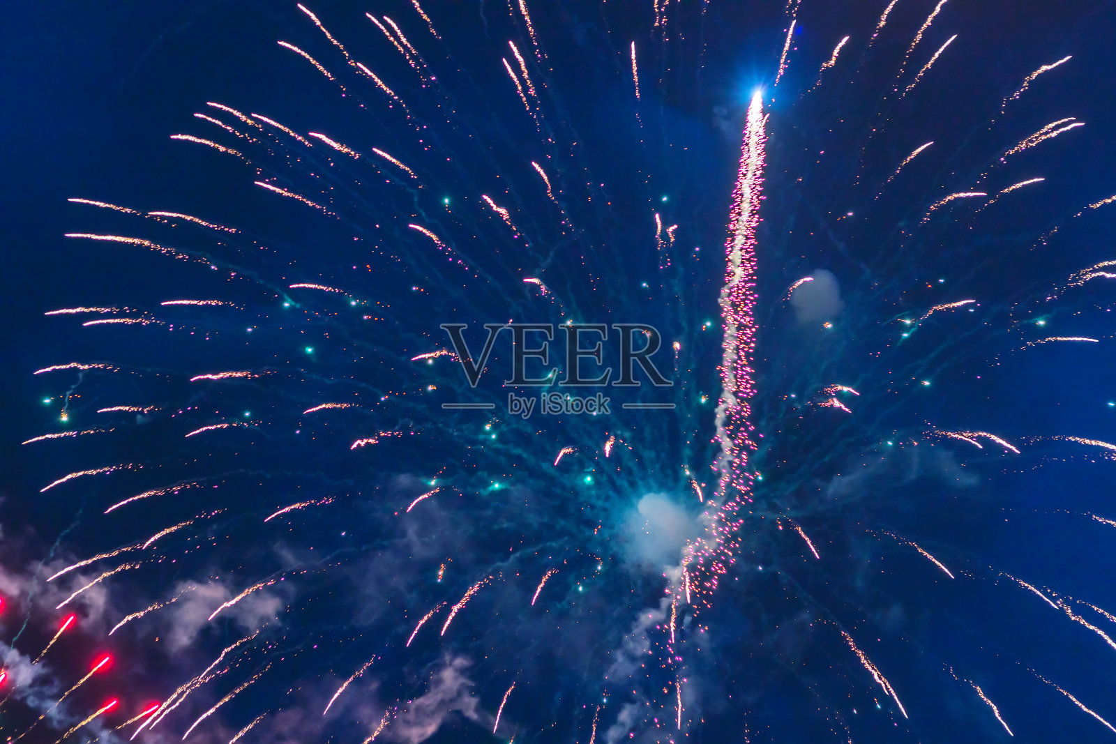 城市上空的廉价烟花照片摄影图片