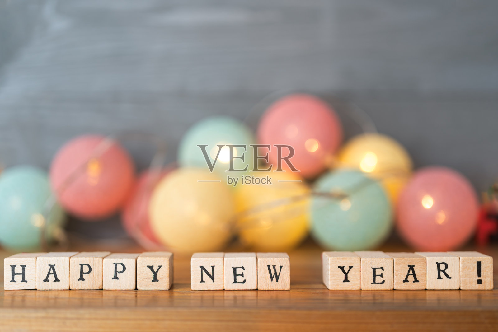 用木块拼成新年祝福语。照片摄影图片