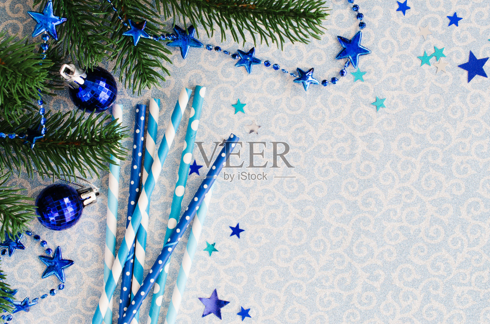 各种蓝色图案的吸管,用于圣诞或新年聚会。照片摄影图片