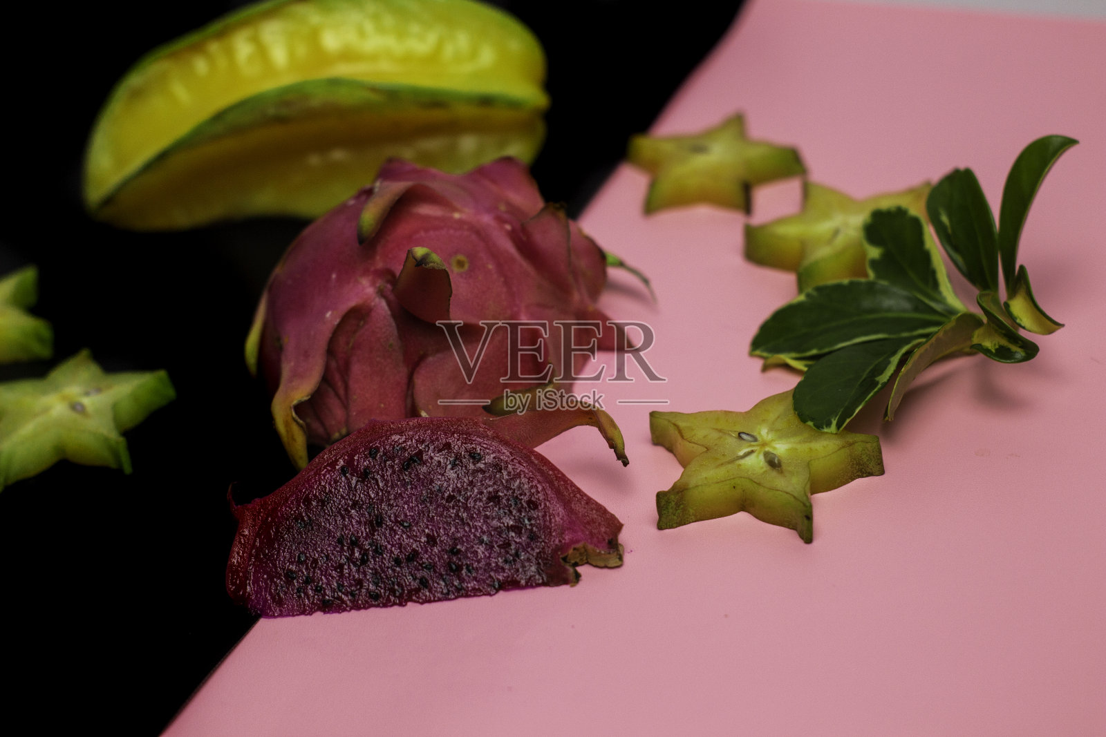 夏天被孤立在一个黑色和粉红色的背景上照片摄影图片