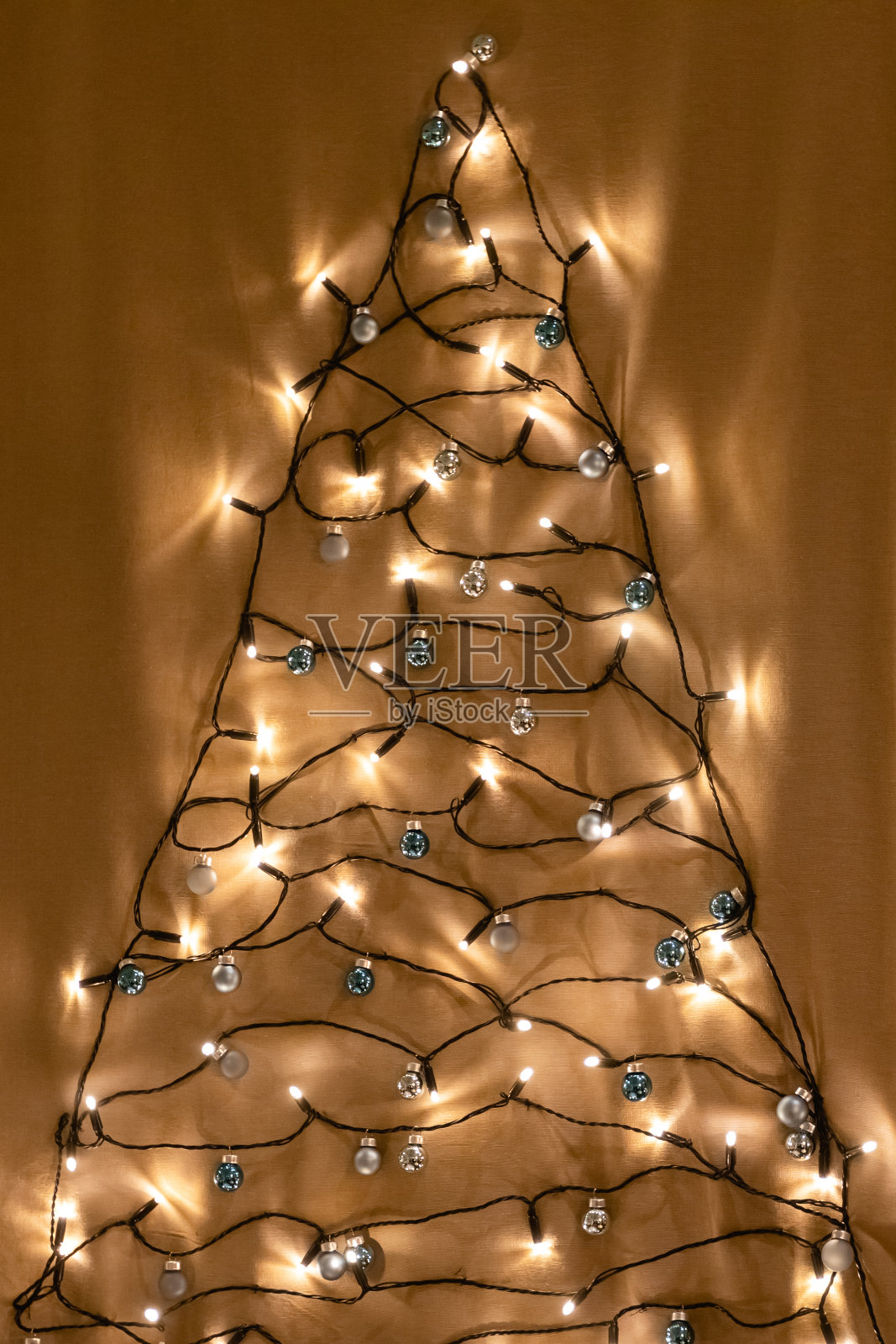 圣诞节和新年用灯装饰。概念和背景。照片摄影图片