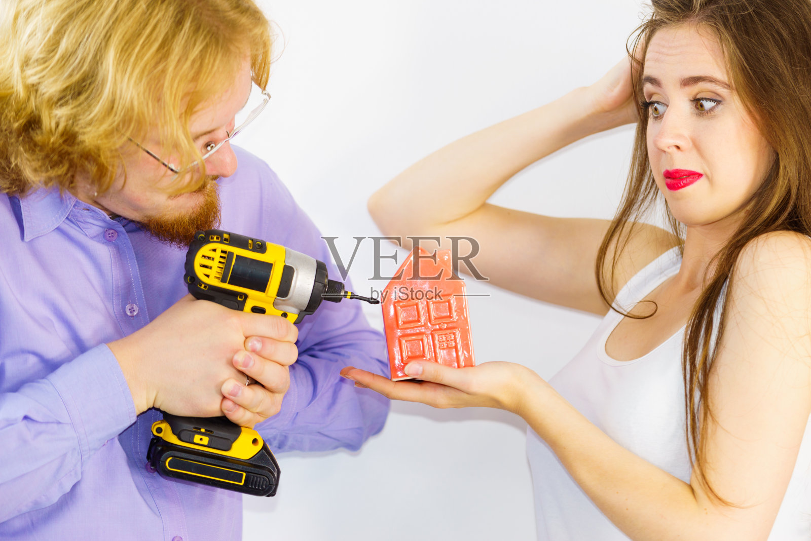 情侣考虑房屋翻新照片摄影图片