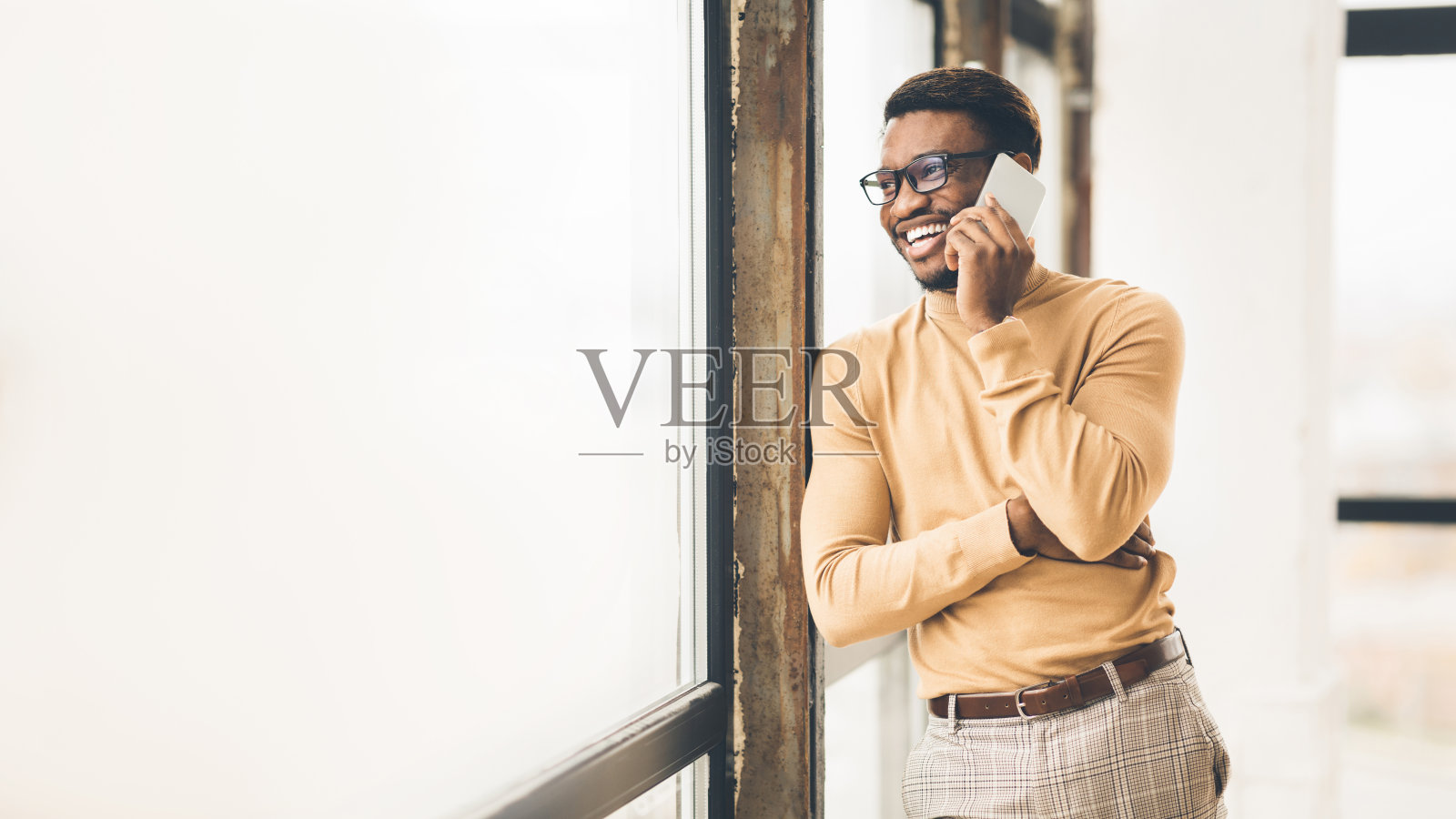 面带微笑的非裔美国男子正在用手机通话照片摄影图片