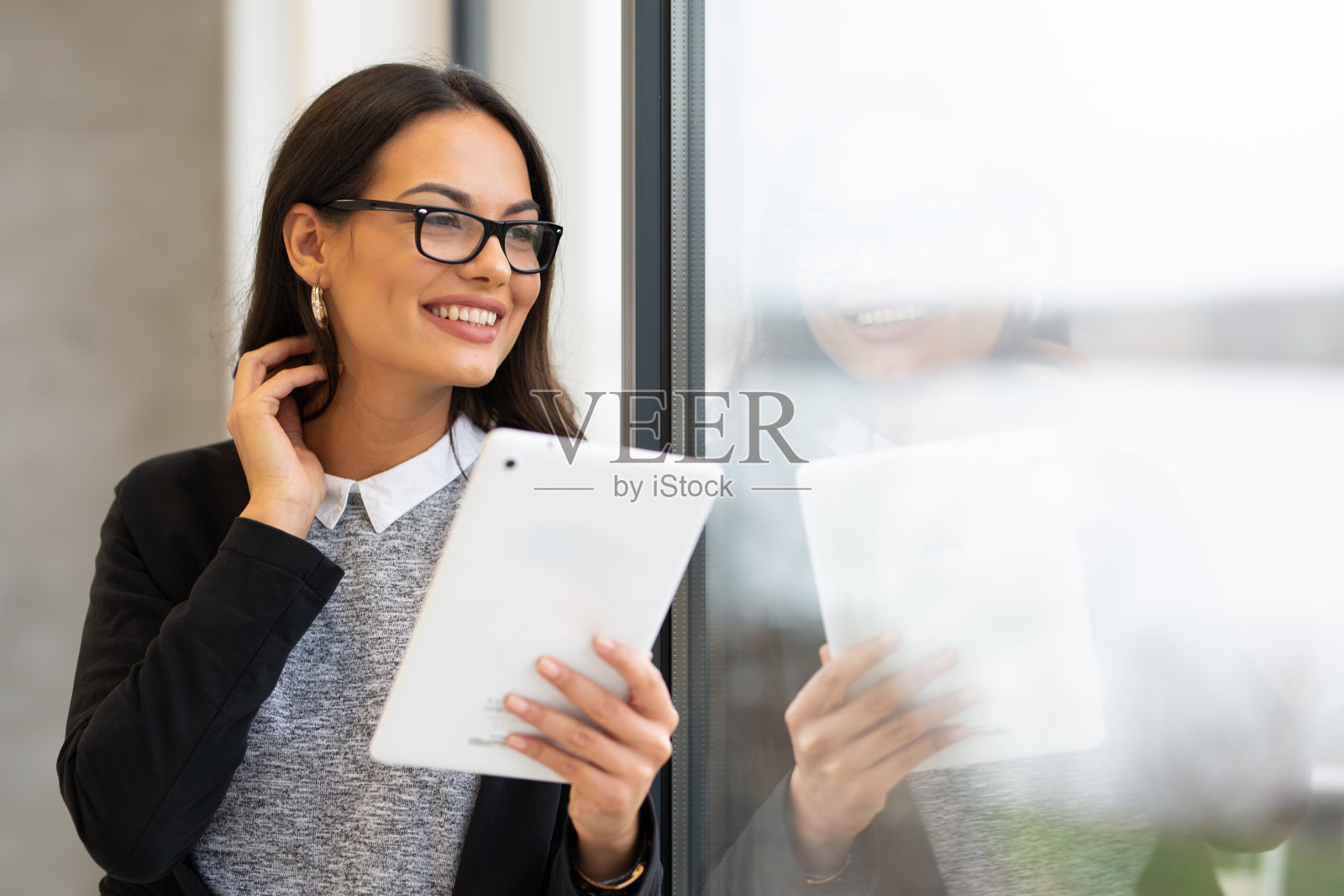 办公室里的漂亮女商人照片摄影图片