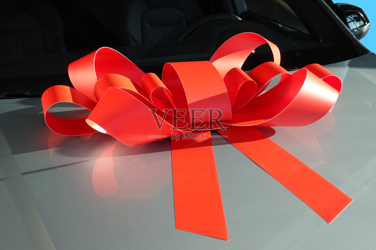 汽车面具上的红色礼品丝带照片摄影图片