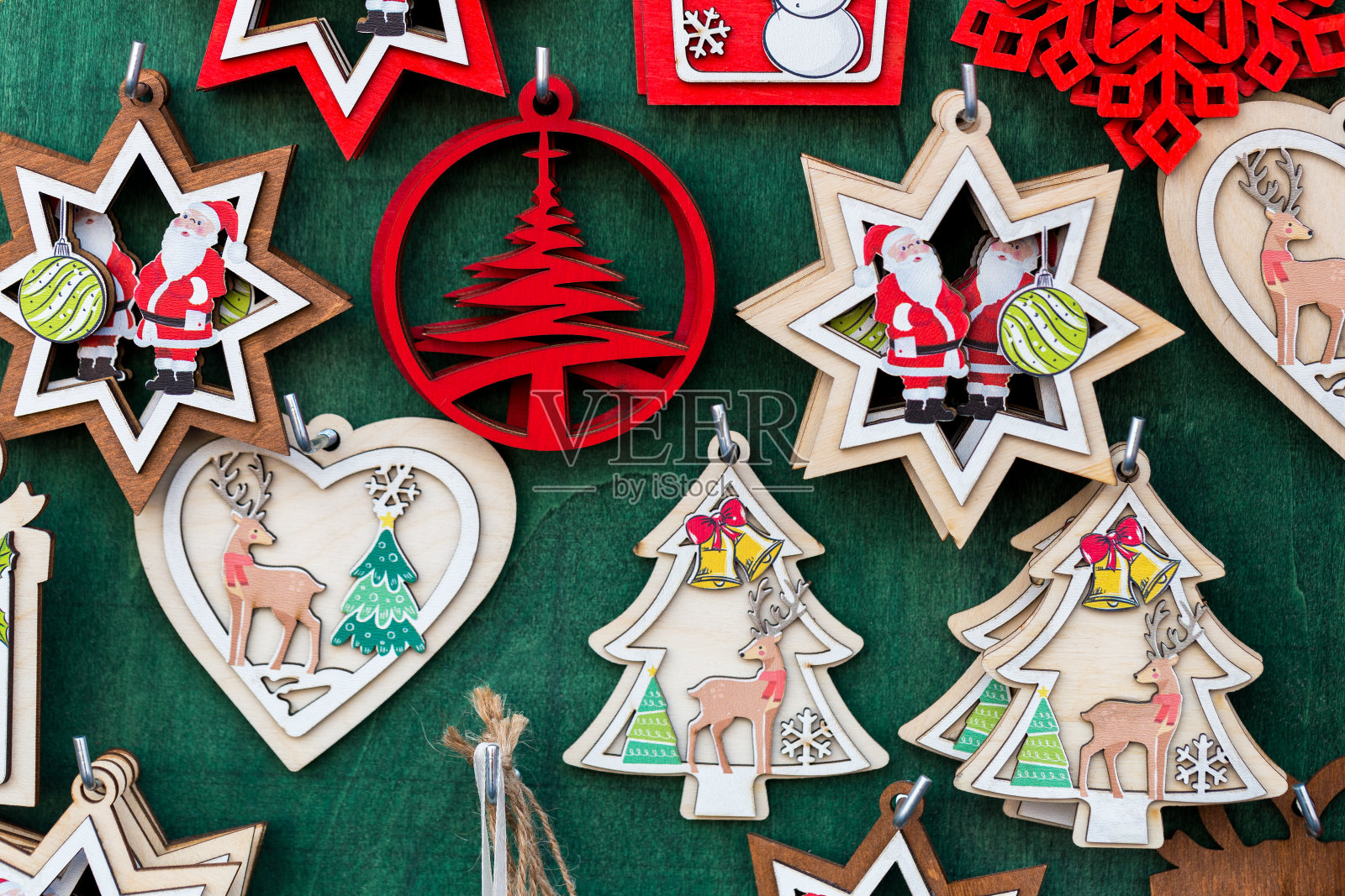 圣诞市集的零售陈列特写,展示手工制作的圣诞装饰品照片摄影图片