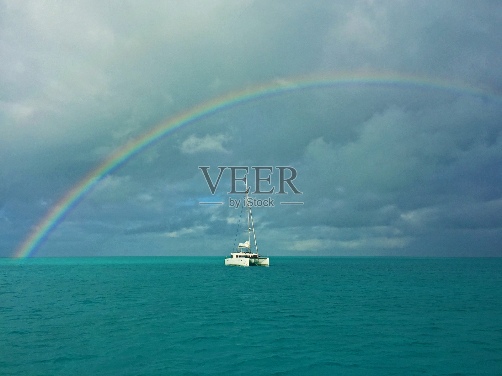 彩虹双体船照片摄影图片