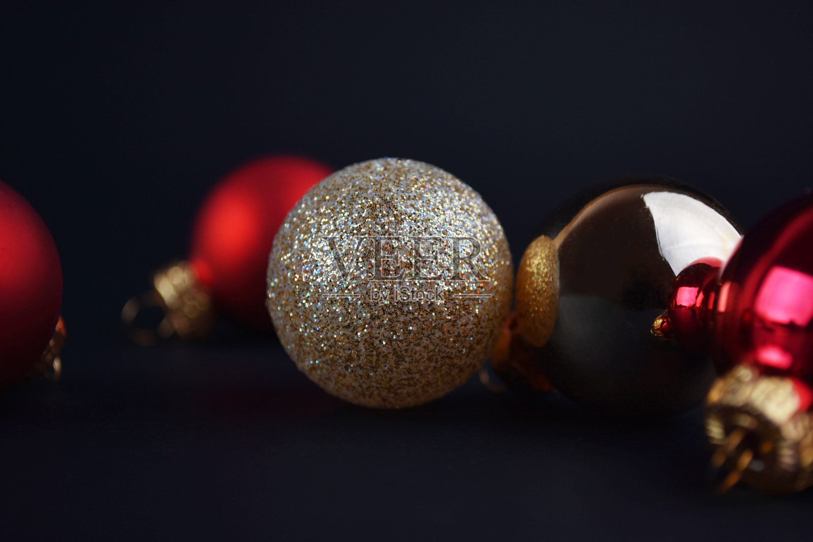 圣诞球孤立的黑色背景。圣诞球装饰。冬天的概念照片摄影图片